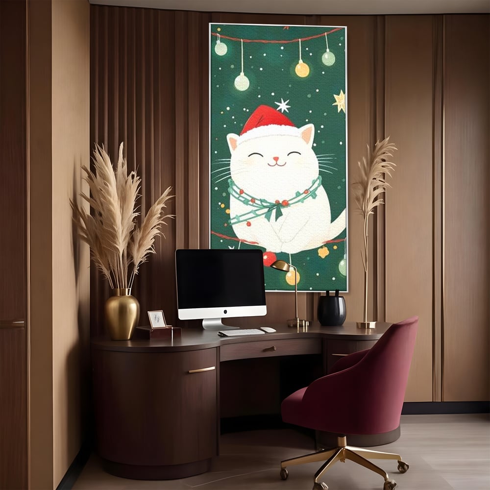 Tablou canvas cu ilustratie cu pisica alba de craciun, in rama de aluminiu argintiu, pe perete intr-un birou